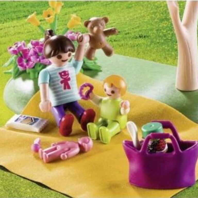 Set me figurina familja në piknik thumbnail 2